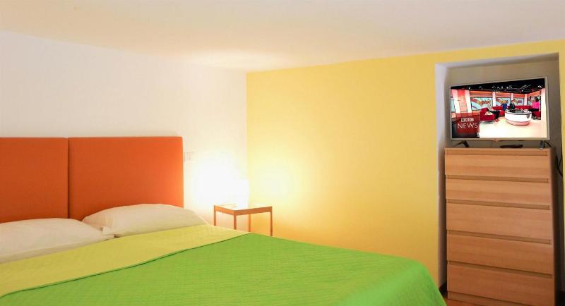 Studio with Balcony - Split Level image 4