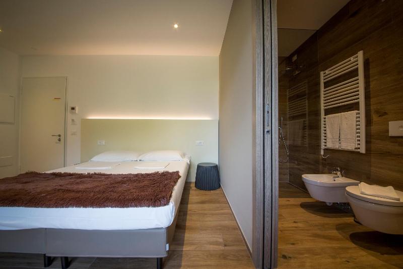 Double or Twin Room with Balcony image 2