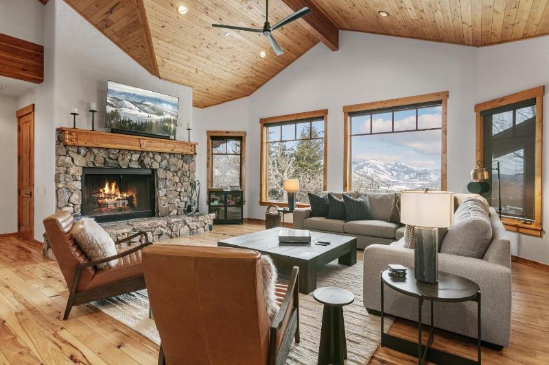5BR Retreat with Hot Tub at Deer Valley Base condo - image 1