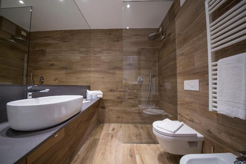 One-Bedroom Apartment image 2