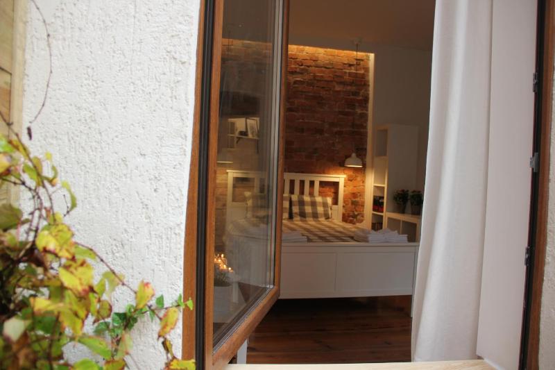 Apartament z patio w centrum Starego Miasta - image 15