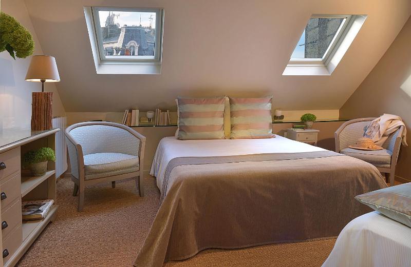 Club room – Main villa image 1
