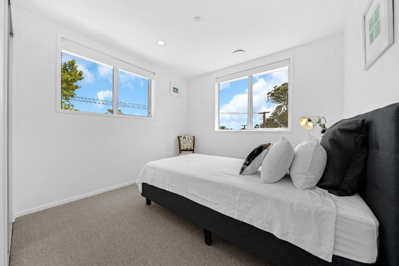 Brand New Bayswater Home - Minutes to Ferry - image 8