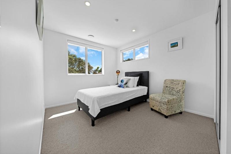 Brand New Bayswater Home - Minutes to Ferry - image 12