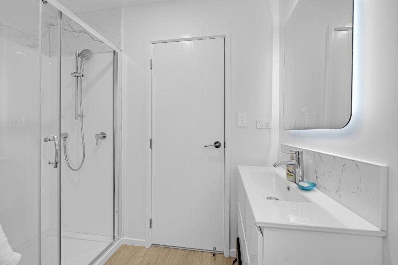 Brand New Bayswater Home - Minutes to Ferry - image 10