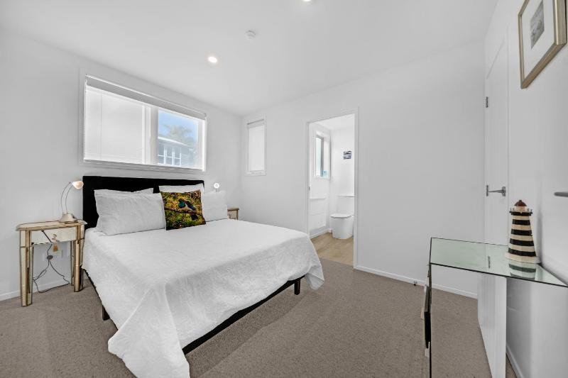 Brand New Bayswater Home - Minutes to Ferry - image 6