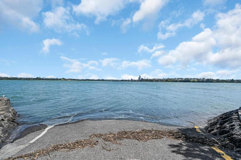 Brand New Bayswater Home - Minutes to Ferry - image 14