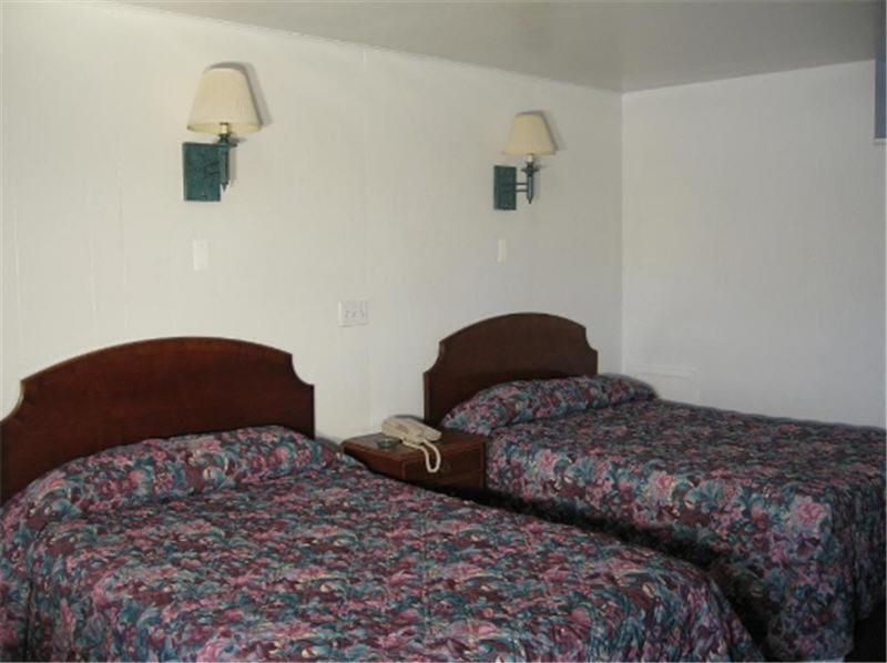 Double Room with Two Double Beds - Smoking image 1