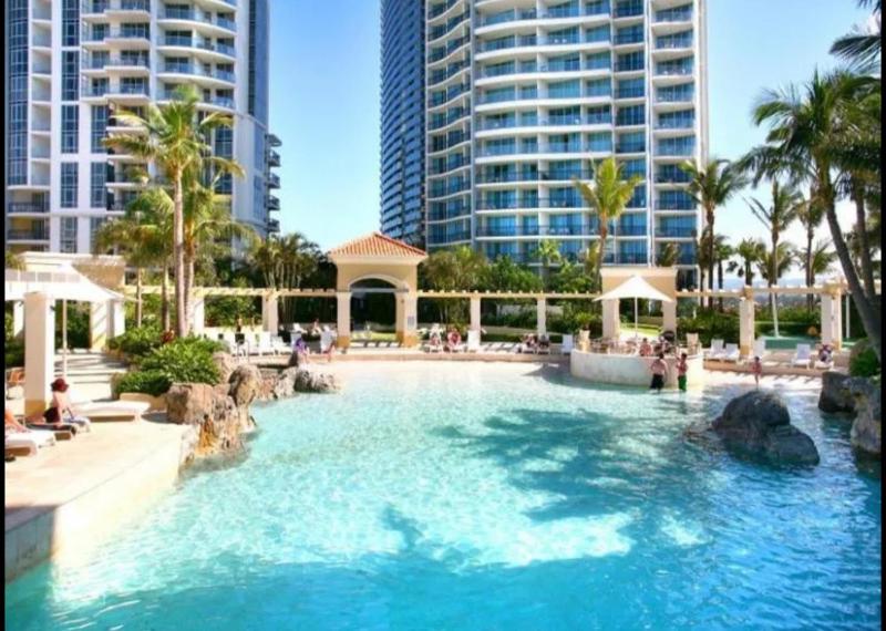 Ocean View 18th Floor Surfers Paradise Escape! - image 13