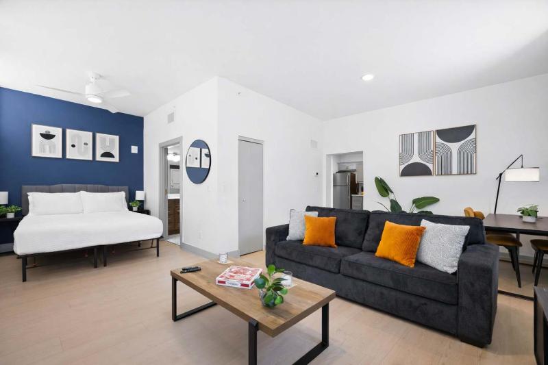 Bright and Modern Studio in Louisville # 112 - image 1