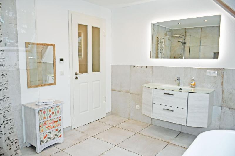 schöne Maisonette-Ferienwohnung am Selliner See mit Terrasse - image 17