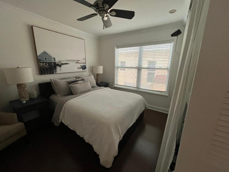 Beachside One Bedroom Condo with Pool Access - image 5
