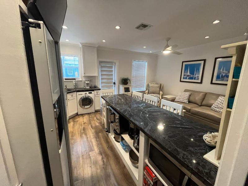 Beachside One Bedroom Condo with Pool Access - image 8