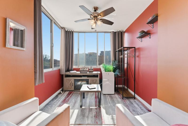 Lovely 2BR Condo WFH Heart of Downtown Pool Access - image 15