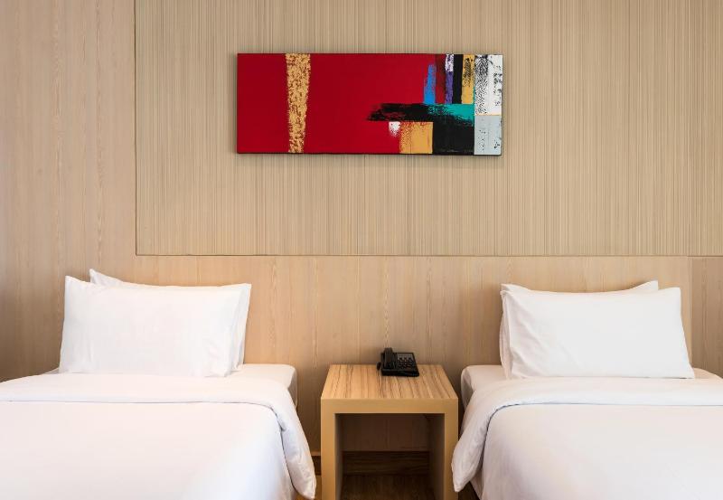 Deluxe Double or Twin Room image 3