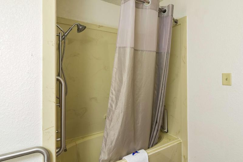 Deluxe Queen Room with Two Queen Beds - Non-Smoking image 3