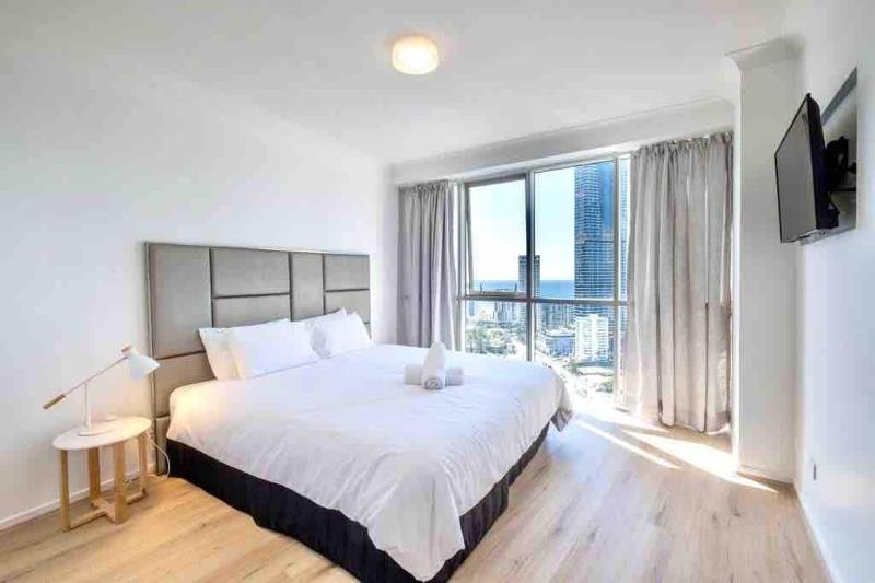 Central Beach Apartment with Pool & Hot Tub - image 5