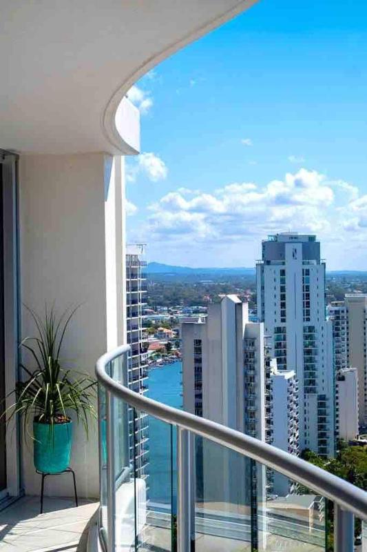 Central Beach Apartment with Pool & Hot Tub - image 8