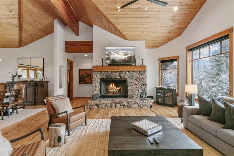 5BR Retreat with Hot Tub at Deer Valley Base condo - image 28