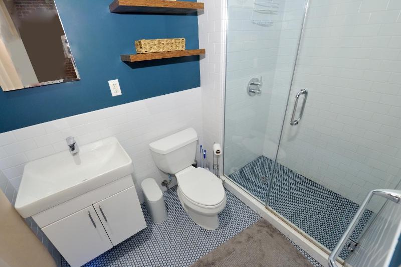 Time Square Vicinity- Luxury 2BR 2BA NYC Apt - image 8