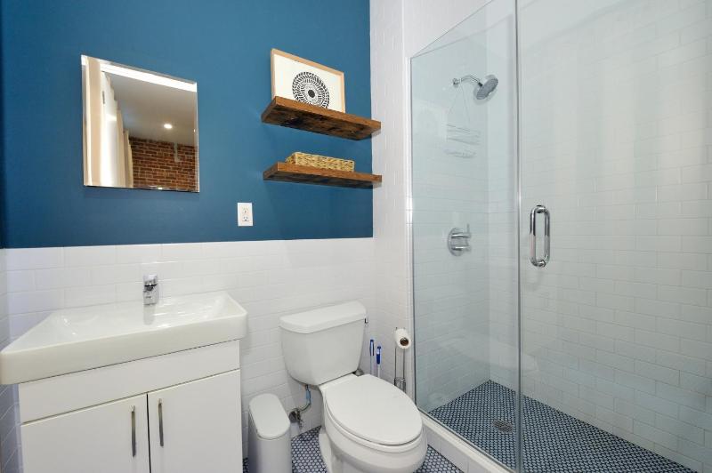 Time Square Vicinity- Luxury 2BR 2BA NYC Apt - image 15