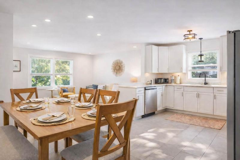 Charming 4-Bed Home with Modern Touches & Porch - image 43
