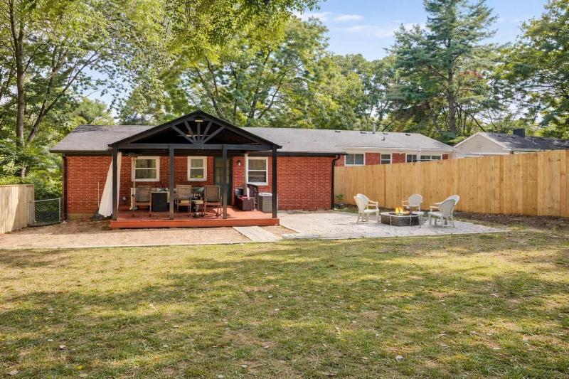 Charming 4-Bed Home with Modern Touches & Porch - image 42