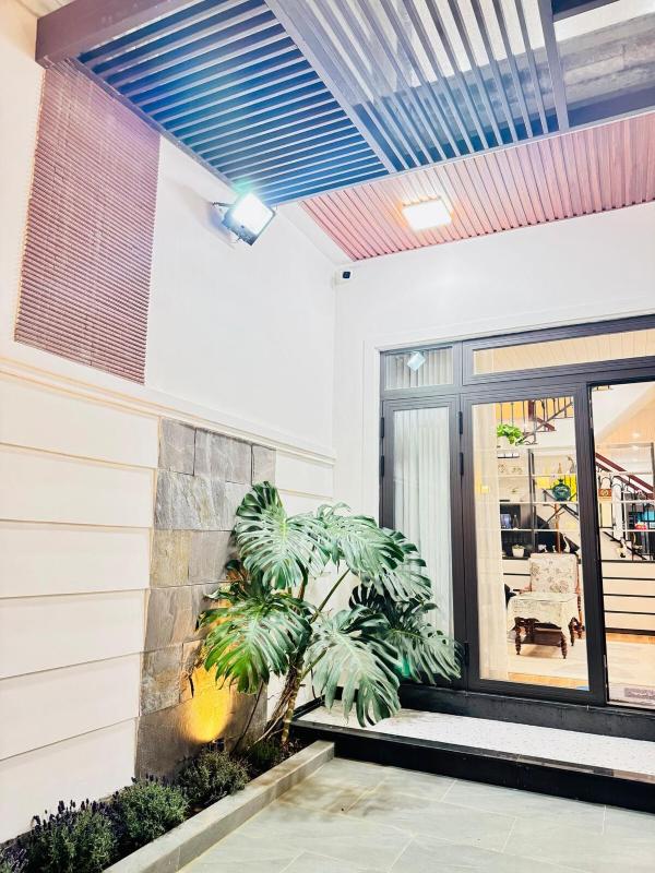 Ben Gold Home - image 8