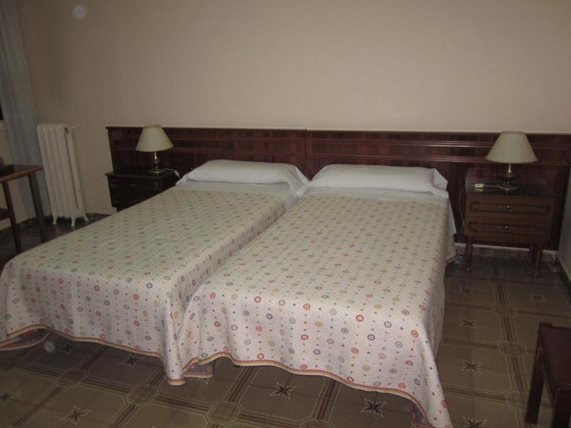Double or Twin Room image 3