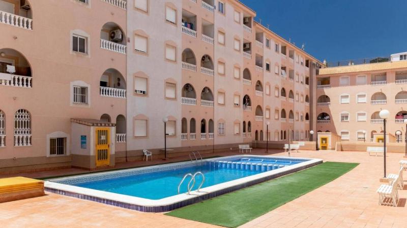 Torreviejar with garage and pool - image 5