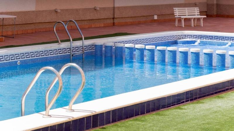 Torreviejar with garage and pool - image 16