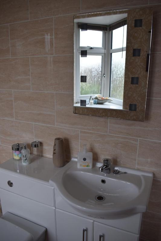 Twin Room with Private Bathroom image 3
