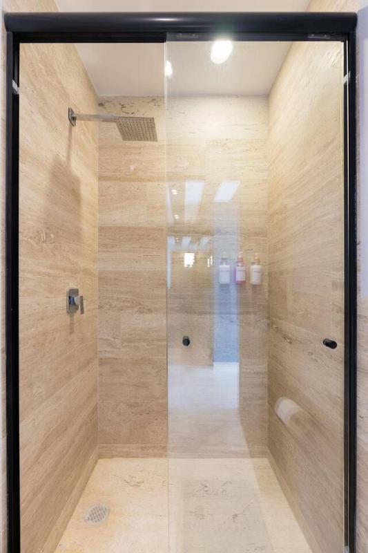 Loft de diseno con aire acondicionado y cama king size - image 20