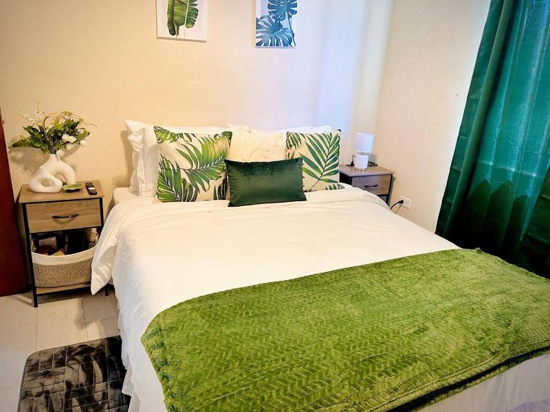 Luxury Beds Great Layout | Central 2BR Apartment - image 8