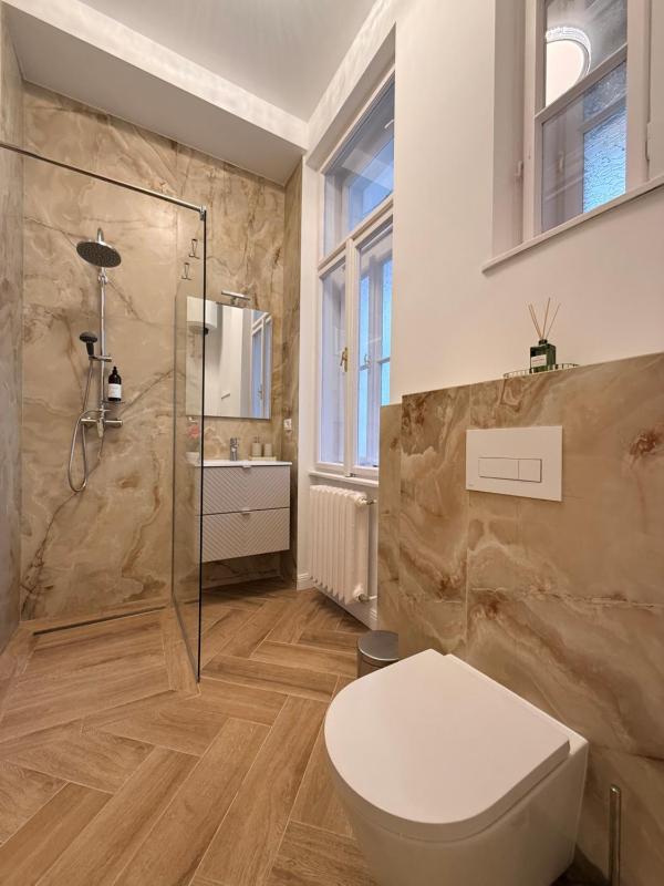 Crown Ultracentral - Stylish Central Apartment - image 10