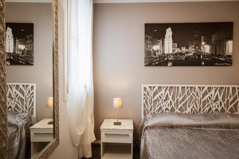 Piccola Venezia Room - image 23