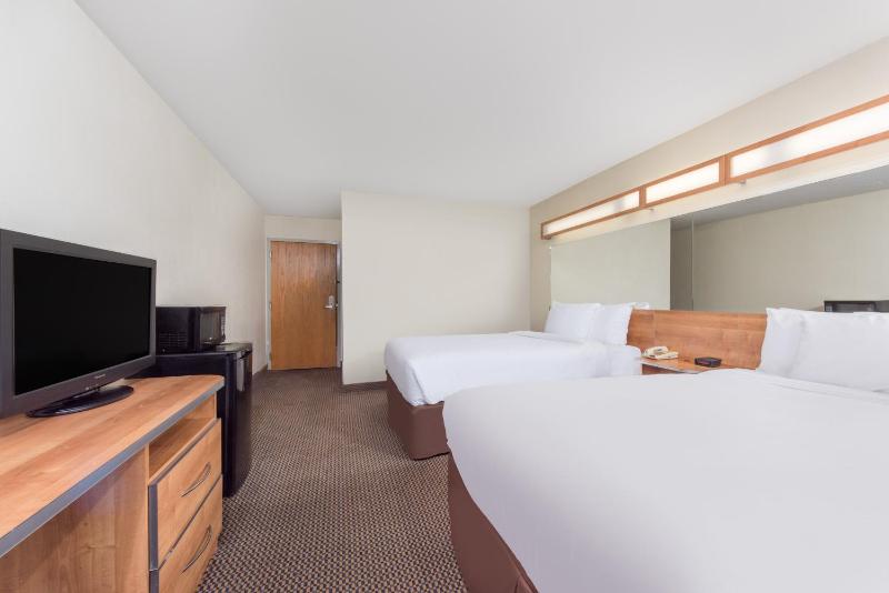 Queen Room with Two Queen Beds - Smoking image 3
