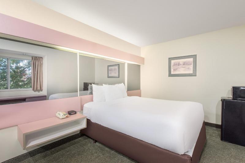 Queen Room - Disability Access/Non-Smoking image 2