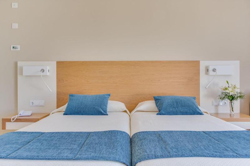 Superior Twin Room (2 adults + 1 child) image 3