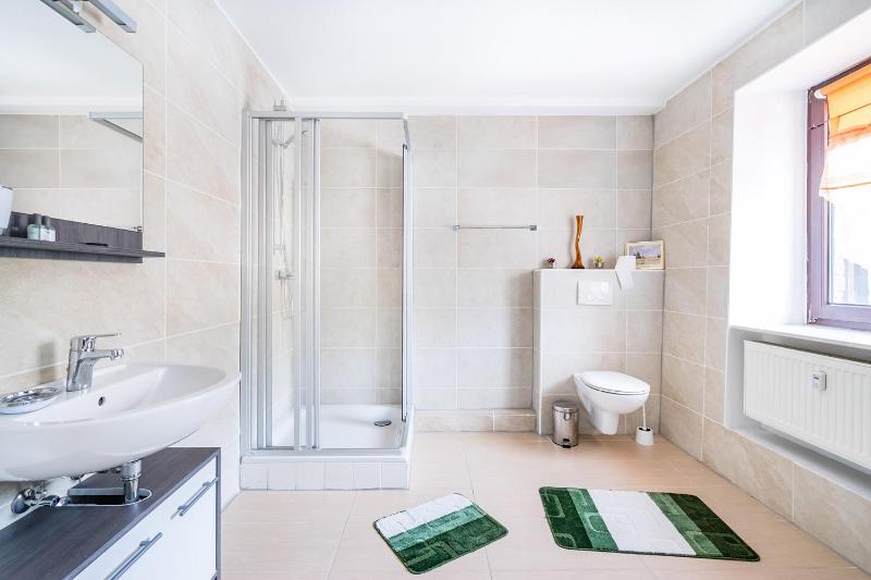 Basic Triple Room image 2