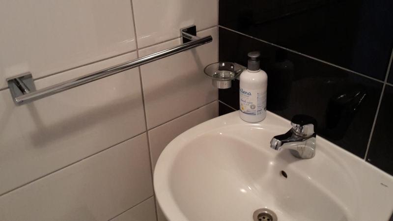 Twin Room image 3
