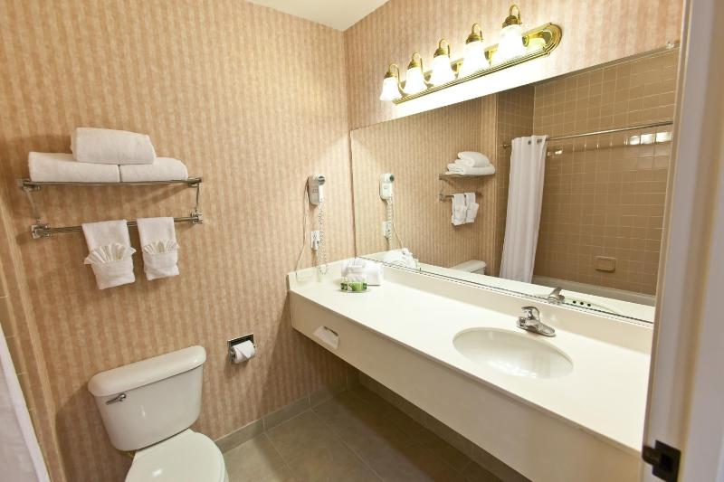 Queen Room image 3