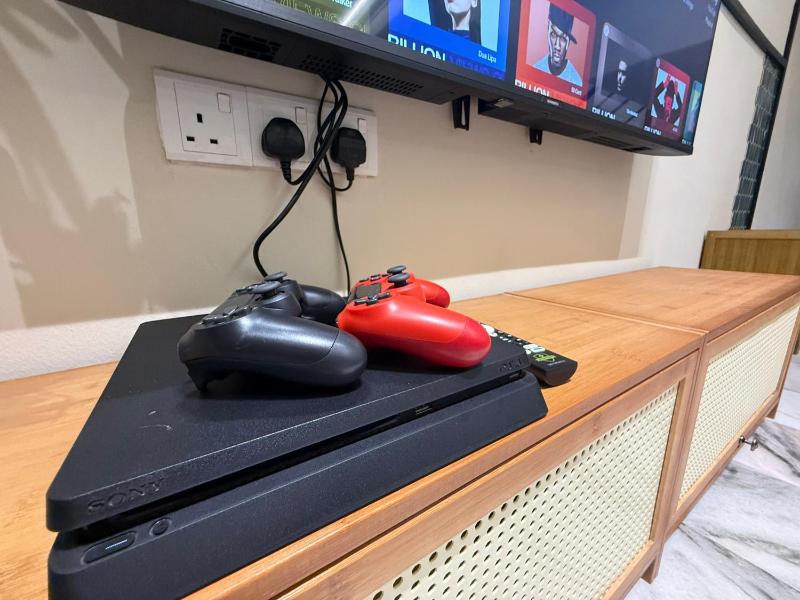 R3troHouse4 4BR 16PAX 6Min to ECMKCM PoolTable PS4 Netflix - image 13