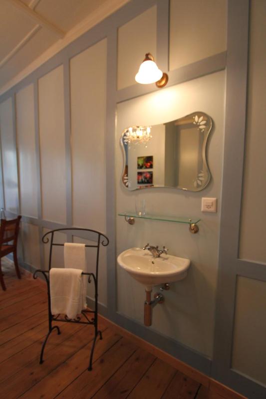 Double Room with Queen Bed and Shared Bathroom image 4