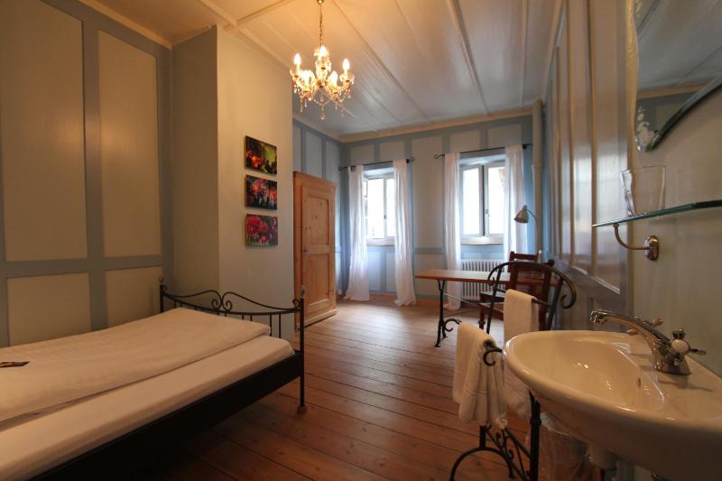 Double Room with Queen Bed and Shared Bathroom image 3