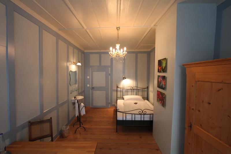 Double Room with Queen Bed and Shared Bathroom image 2