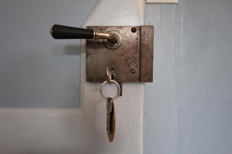 Double Room with King Bed and Shared Bathroom image 2