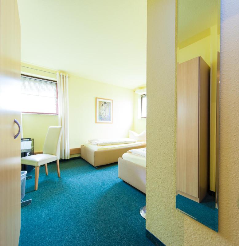 Double Room image 4