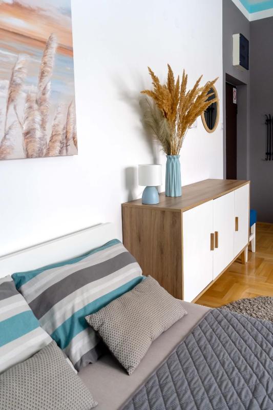 Spacious Studio 10 mins Walk to City Center l Washing Machine l Baby Crib l Breakfast - image 1