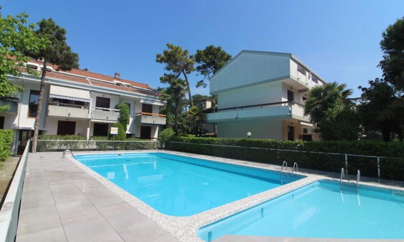 Relaxing villa with fenced garden - image 14